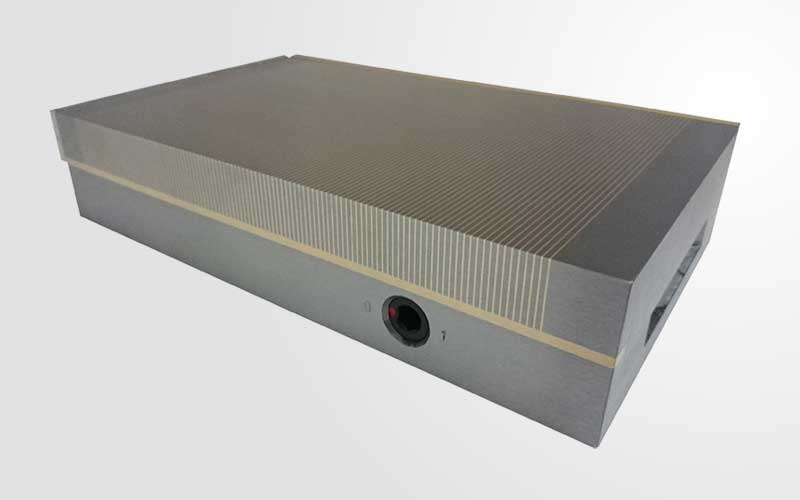 Fine pole rectangular permanent magnetic chuck